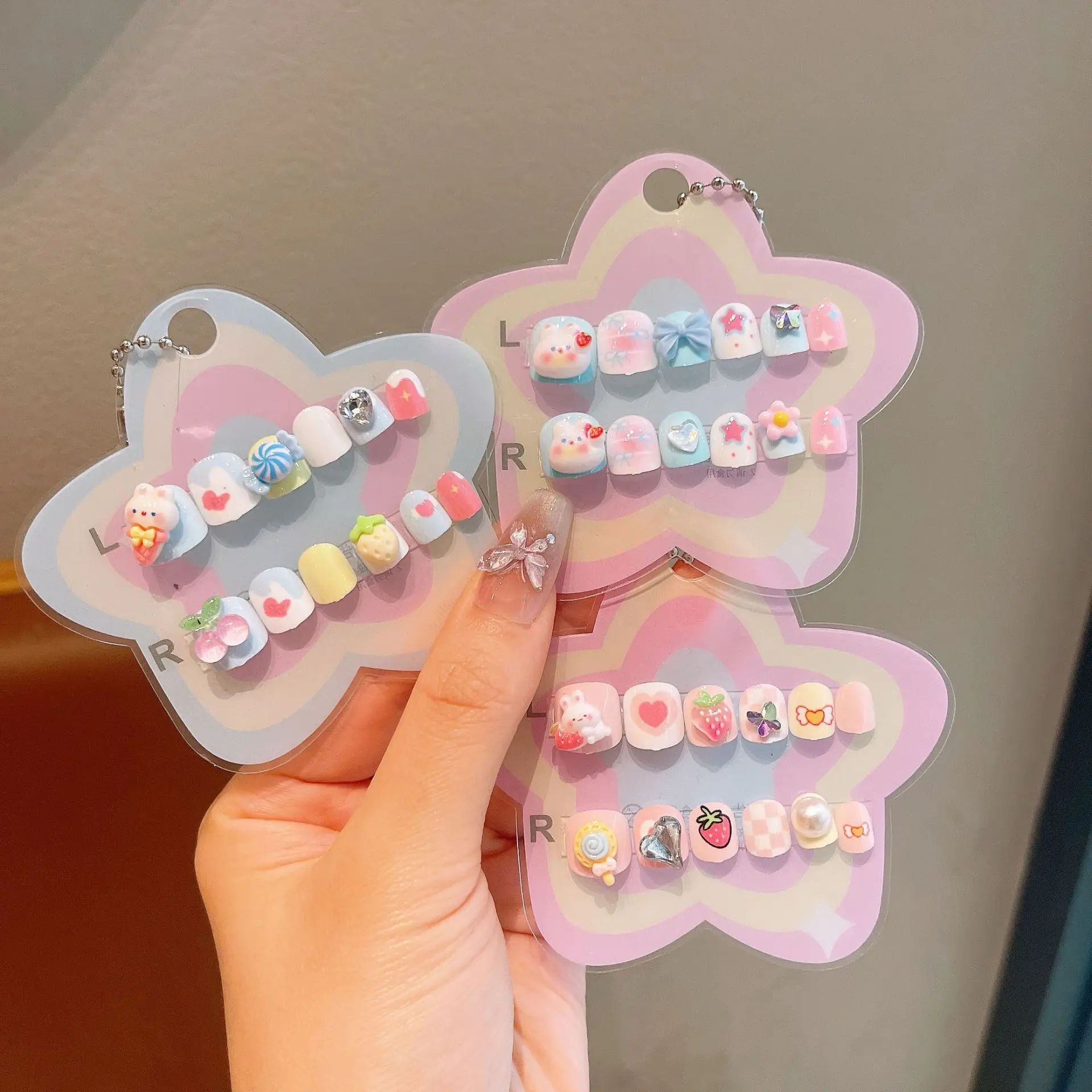 12 Stück Kinder-Nägel mit niedlichem Blumen- und Erdbeerhasen-Motiv, zum Aufdrücken, für 4–10 Jahre, abnehmbare Nagelaufkleber, künstliche Nägel, Mädchen-Geburtstagsgeschenke – Detail 4