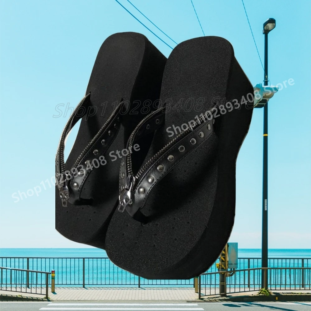 

Black Front Zipper Decor Rivets Slippers Flip Flops Split Toe Thick Soled Hot Girls Women Shoes 2025 Summer Zapatos Para Mujere