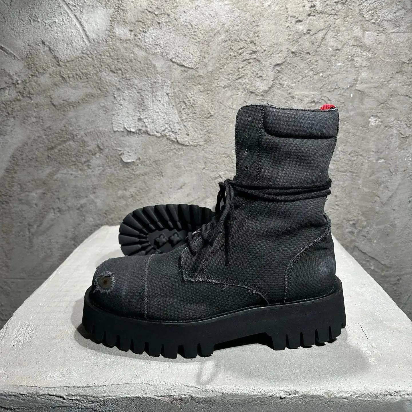 مصنع مصنوع يدويًا عالي الجودة يتم ارتداؤه بنمط رث من قماش الدنيم المعدني لأصابع القدم أحذية كاوبوي كاجوال للسيارات #1