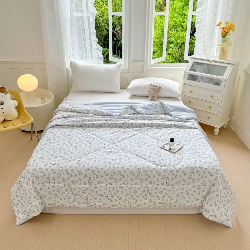 

1pcs Floral Pattern Quilt All-Season Comfort Machine Washable Polyester King Size Bedspread with Soft Liner Multipurpose Blanket