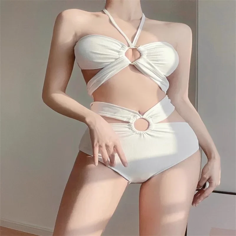 2025 Costume da bagno da donna con cinturino bianco Costume da bagno bikini sexy per ragazza calda da donna a tre punti per le vacanze primaverili