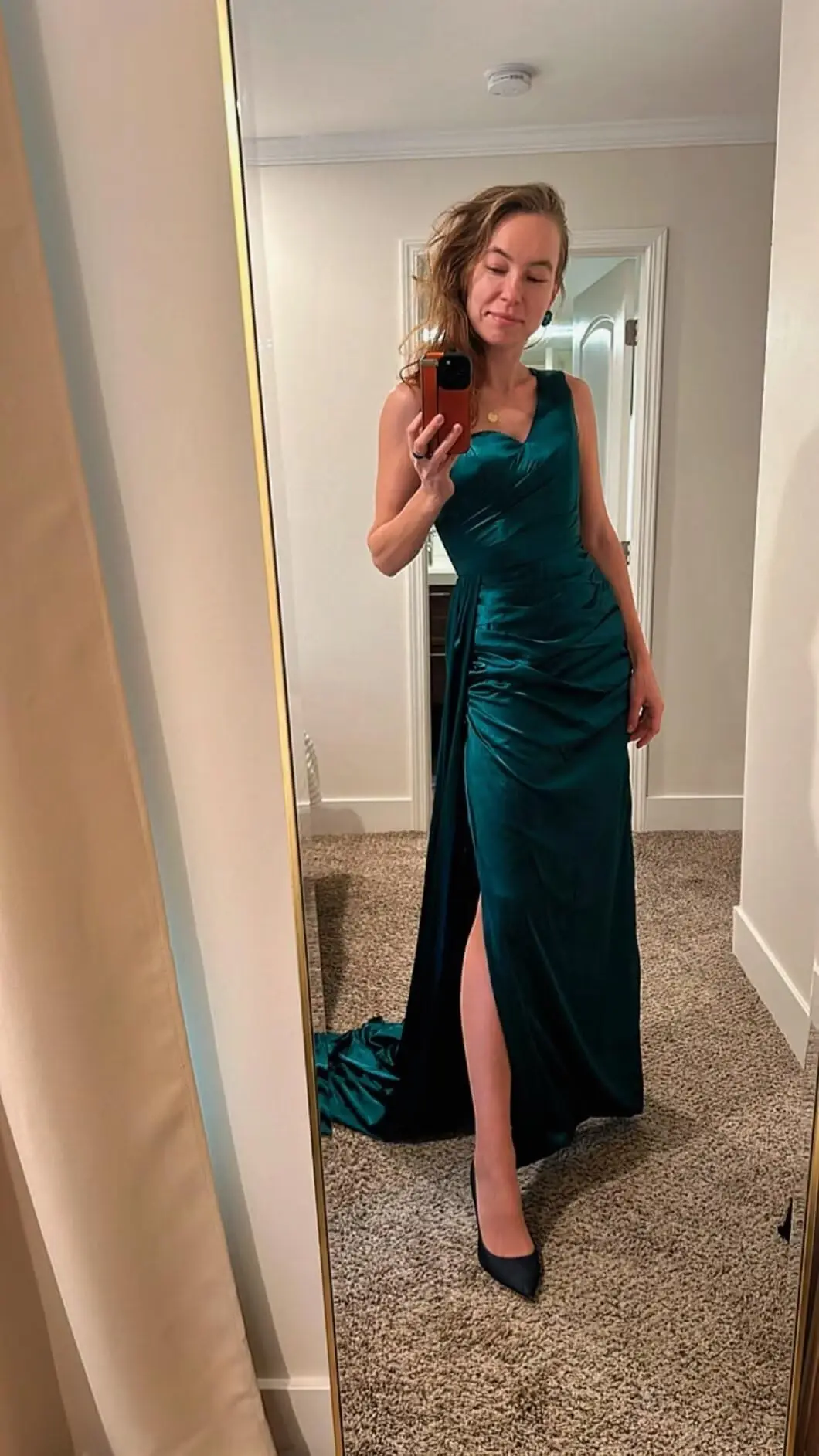 Vestidos de dama de honor de sirena con cordones en la espalda y un hombro para mujer con hendidura Vestidos de fiesta largos de satén fruncidos Vestidos de dama de honor simples