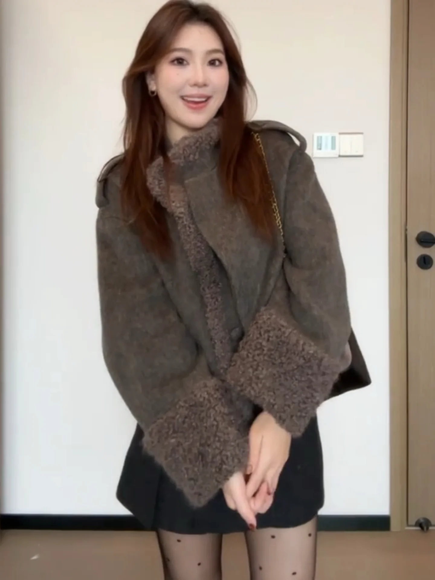 

Winter Thickened Short Woolen Coat Women's Fashion Korean Style Lapel Coat Unique Beautiful Button Pocket Design Long Sleeve
