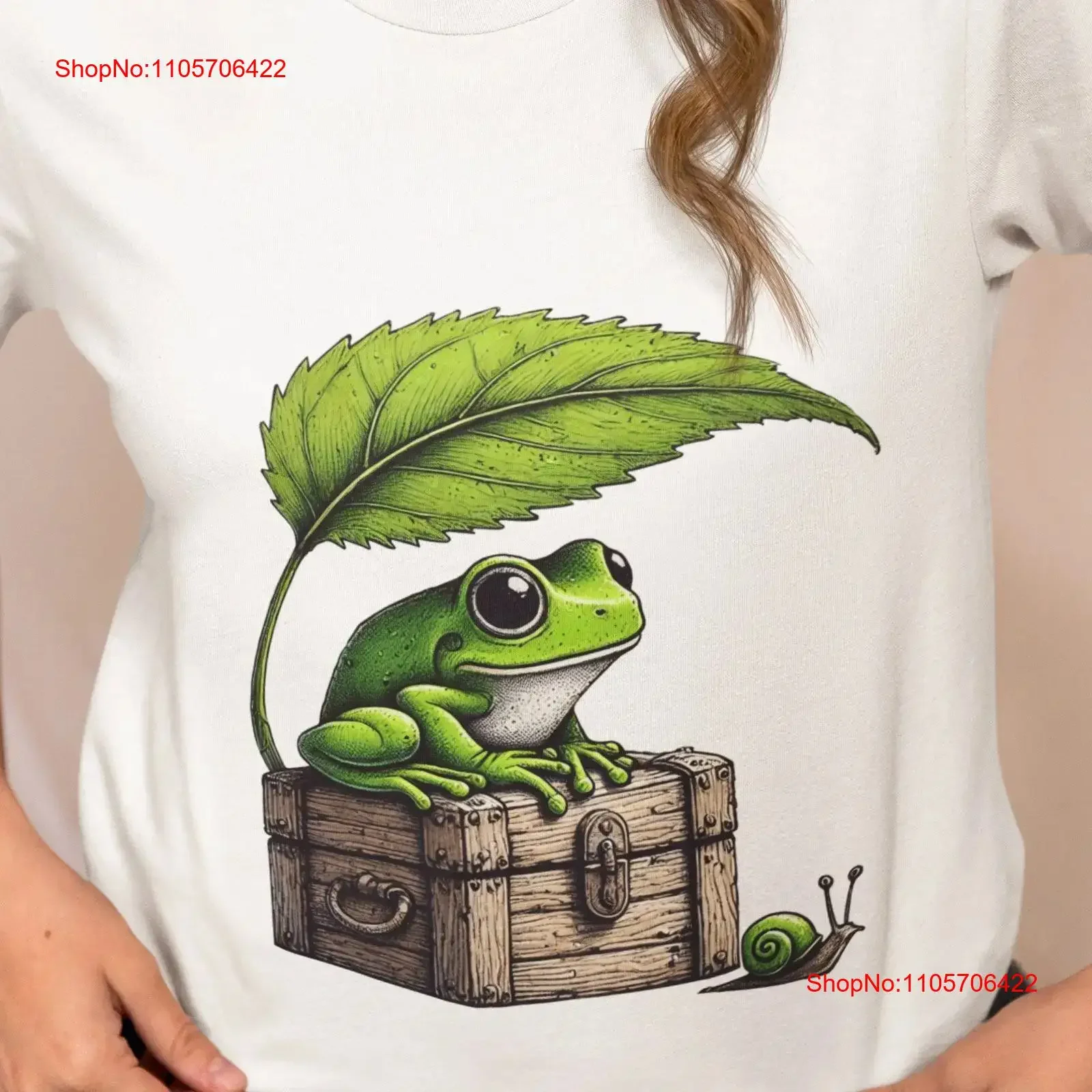 T Shirt with Green Frog Sitting on Rustic Box under Leaf Snail Cute Amphibian Nature Lover Unique Design vintage Washed homme
