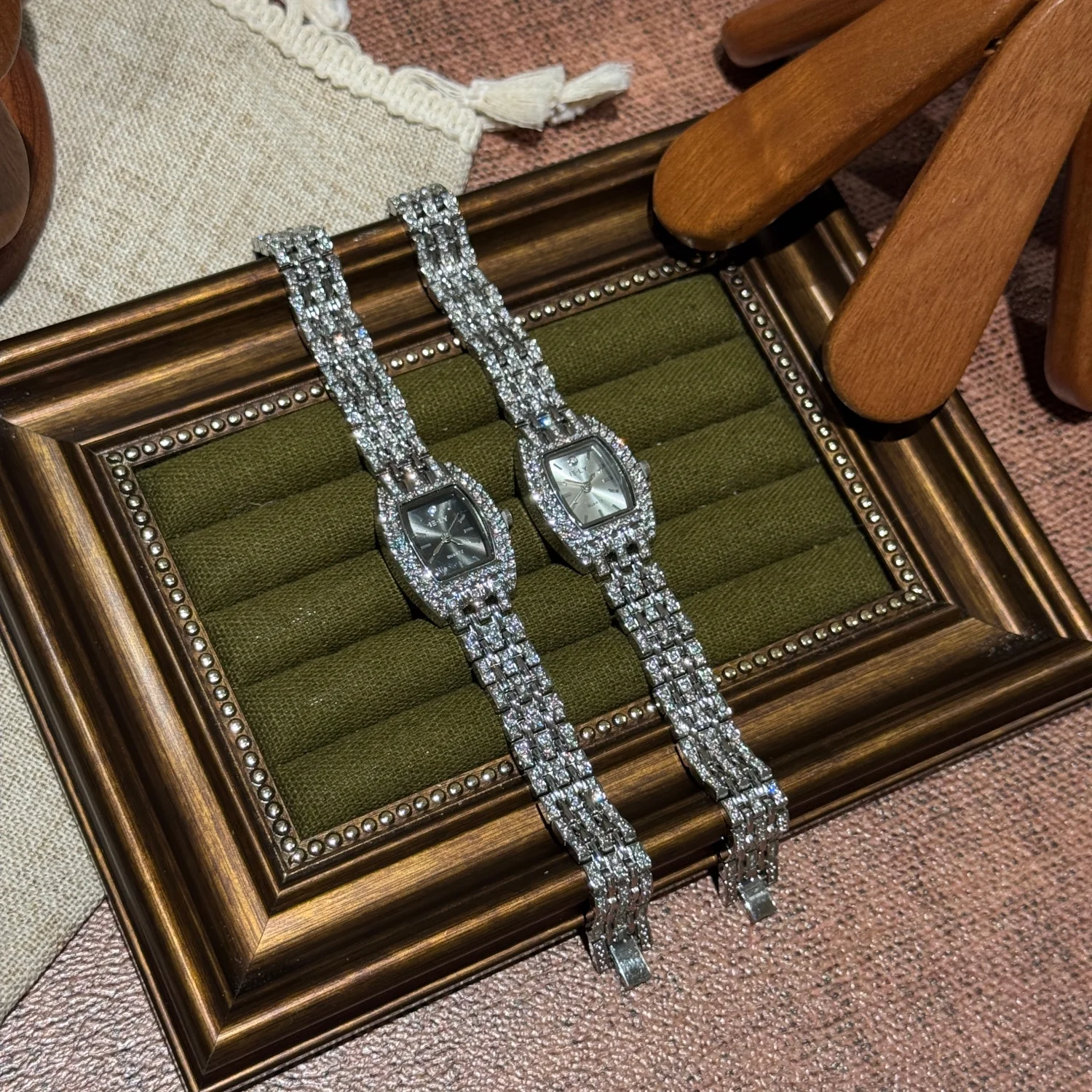 من المألوف كامل الماس كوارتز ساعة النساء السيدات حجر الراين ساحة الساعات سبائك الذهب سوار حزام ساعة اليد Reloj Mujer