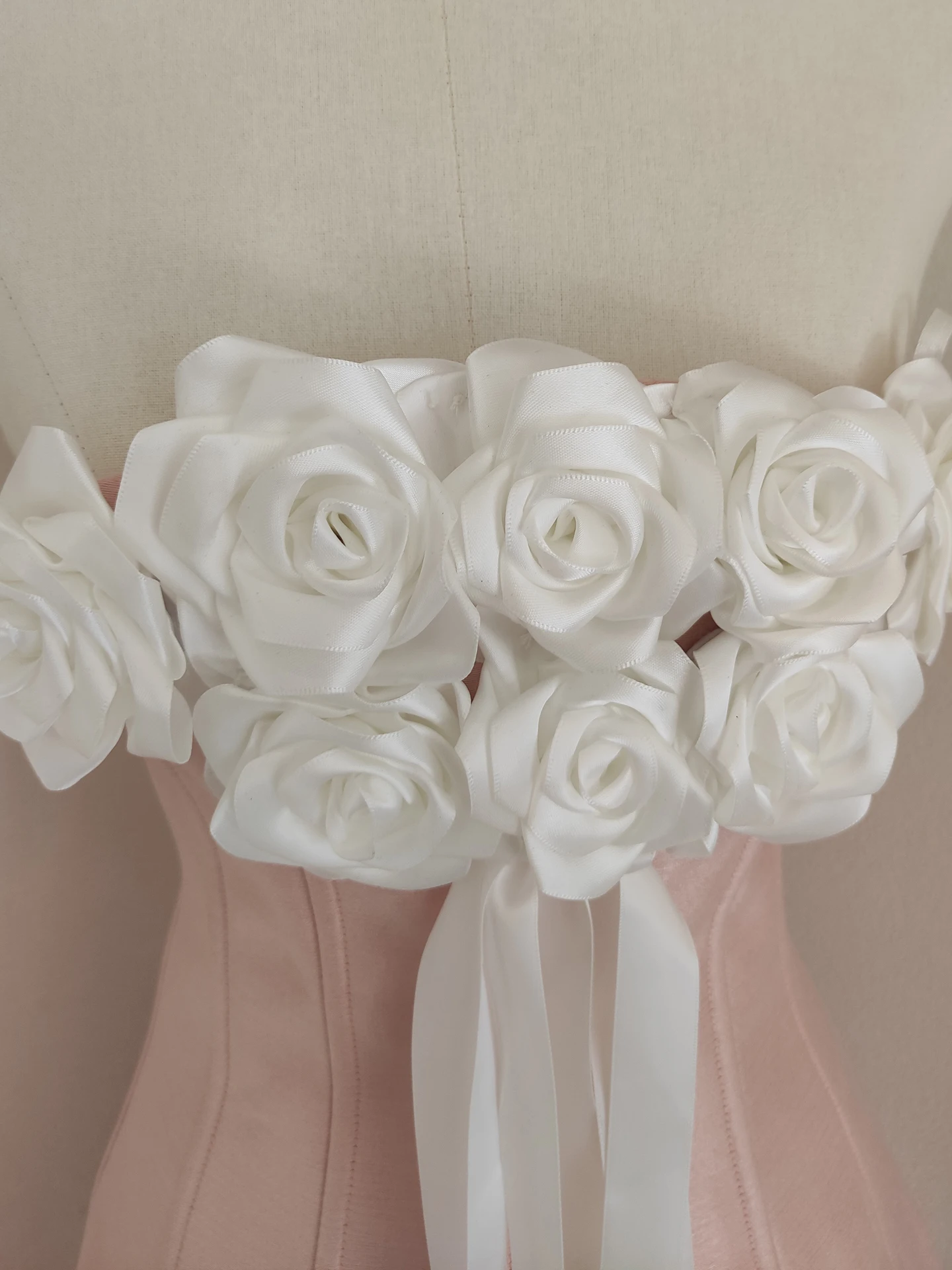 Französisches elegantes süßes Prominenten-Geburtstagspartykleid mit 3D-Blume, trägerlos, hohe Taille, Fischgrätenmuster, schlankes rosa kurzes Abendkleid für Damen