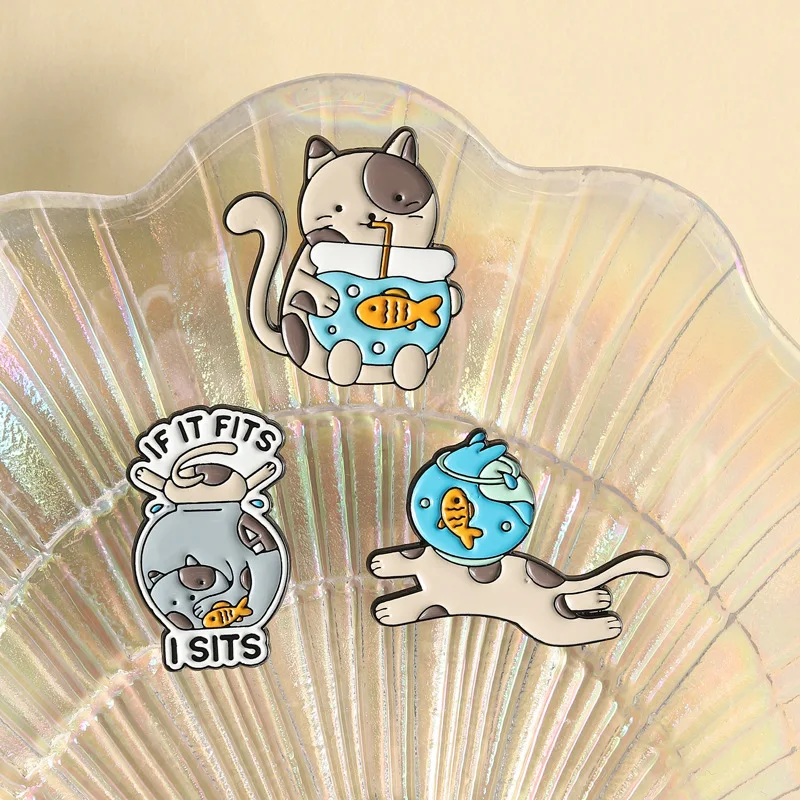Creative Cartoon Cats Fish Tank Brooch Pins Funny Animal Badge If It Fits I Sits Enamel Lapel Pin Accessory Collar Hat Bag Ornam