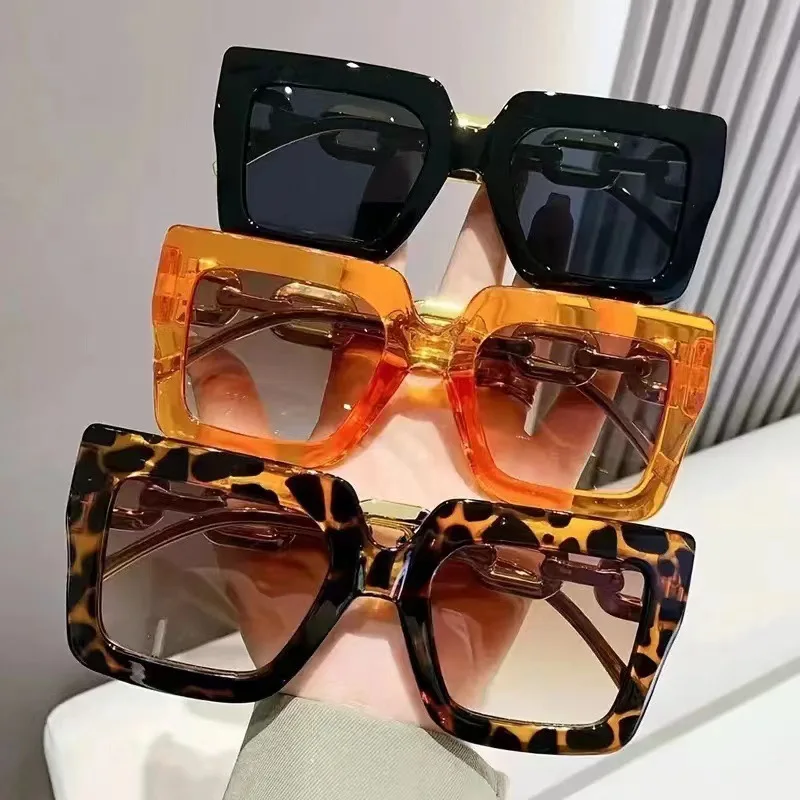 Europäische und Amerikanische Quadratische Sonnenbrille mit Kettenbügel Neuer Trendiger Großer Rahmen Street-Style Sonnenbrillen für Frauen und Mädchen