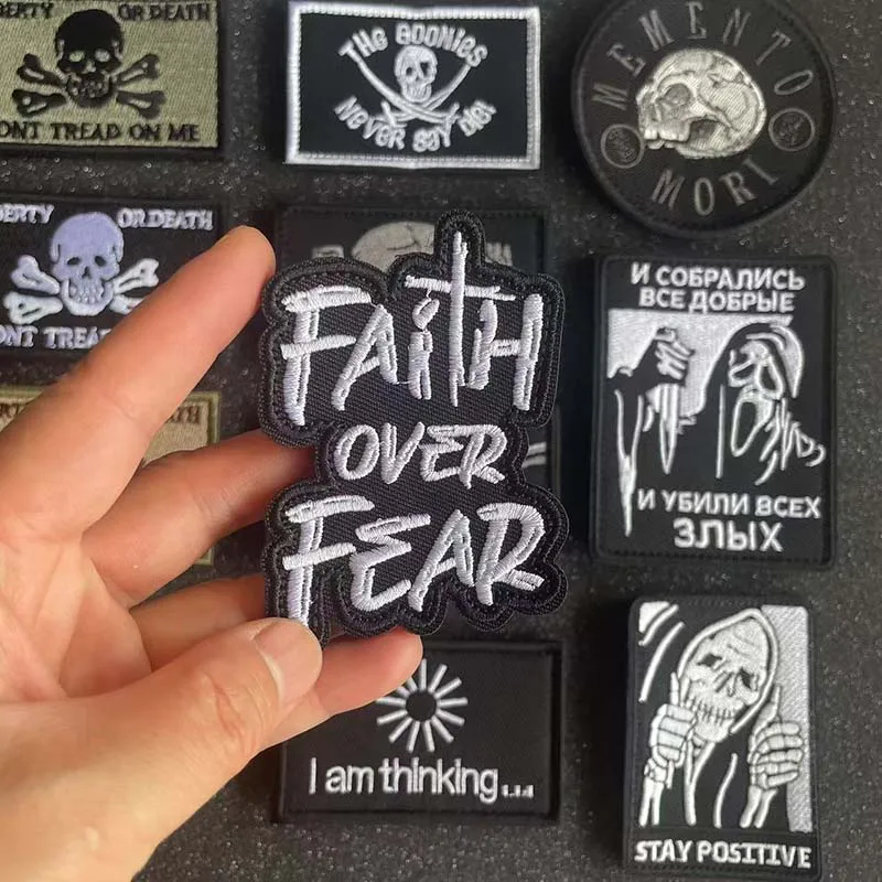 Inspirierendes Emblem, Memento Mori, Glaube über Angst, Bleib positiv, gib nie auf, gestickte Applikation, Moralabzeichen, taktische Patches – Detail 4