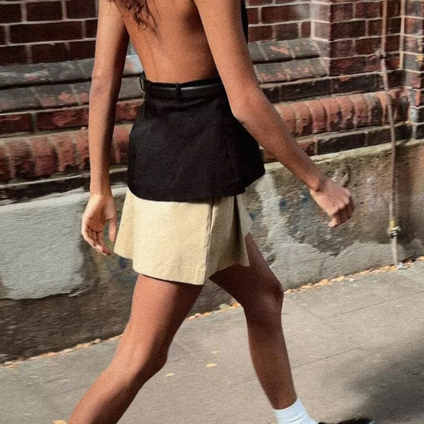 Damska moda osobista, top z paskiem, casualowy, jesienna kolekcja 2025, odzież indywidualna.