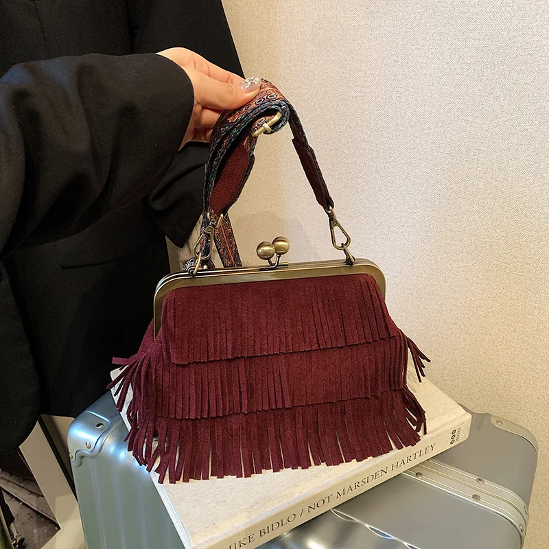 

Верхняя металлическая рамка Сумки-ракушки Женский жемчужный ремешок Женские трендовые сумки на плечо с длинными кисточками Женские повседневные сумки с бахромой Сумки-кошельки