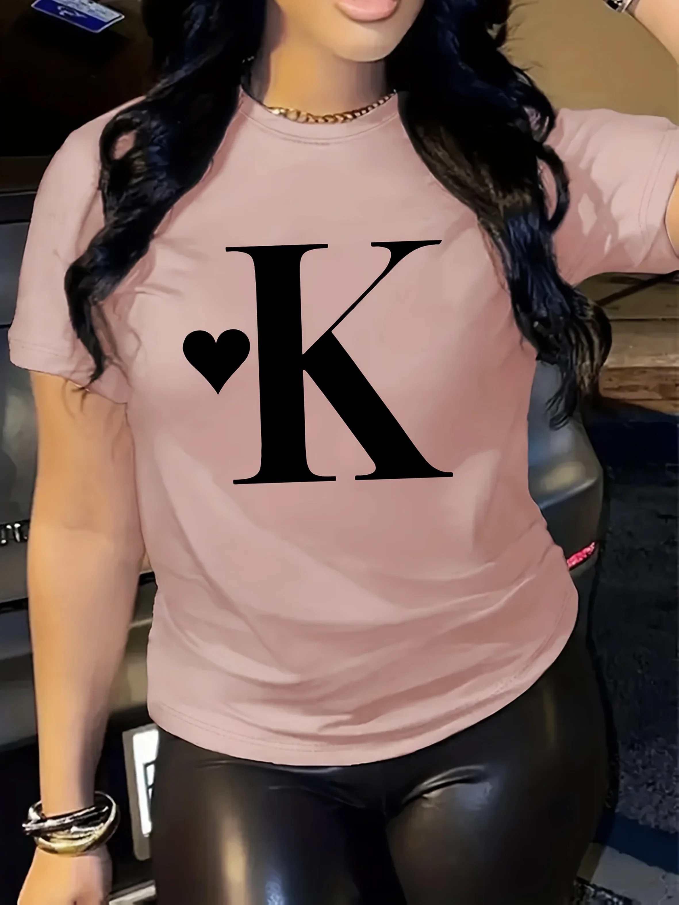 

Женская футболка с коротким рукавом и круглым вырезом с принтом буквы K. Мягкий, дышащий, стильный и универсальный для весны и лета