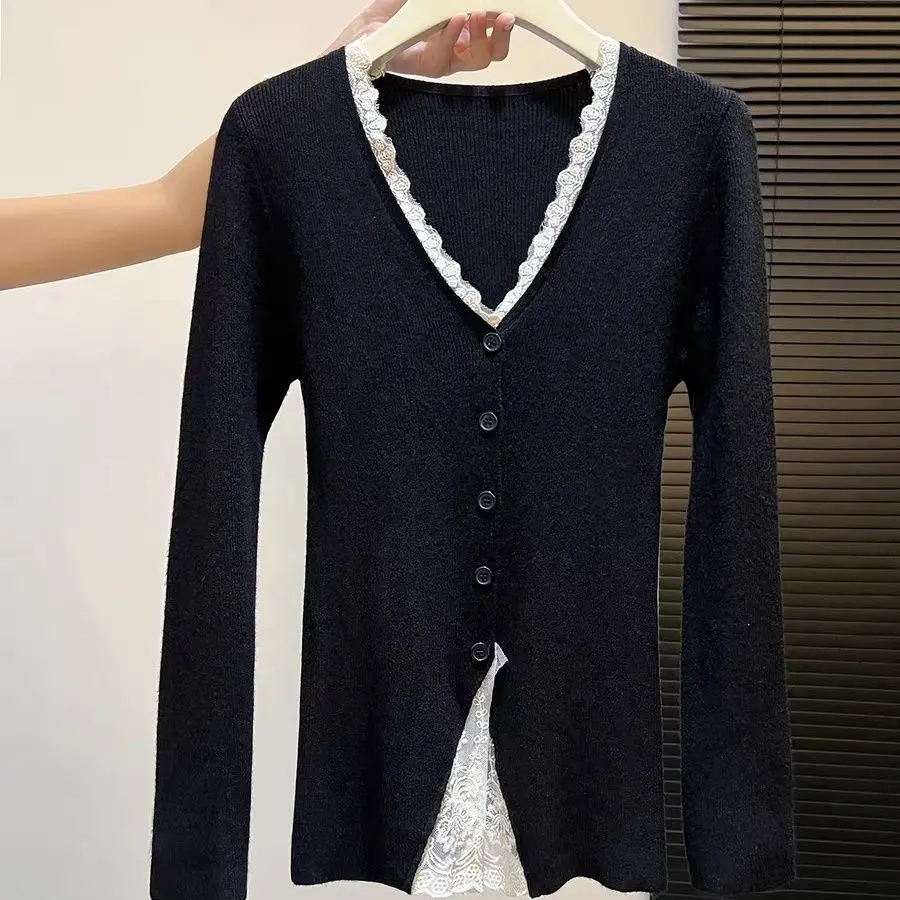 Jesienno-zimowa nowa damska długa bluzka z dekoltem w serek, koronkowymi wstawkami, dopasowany krój, wysokiej jakości, codzienna, modna góra.