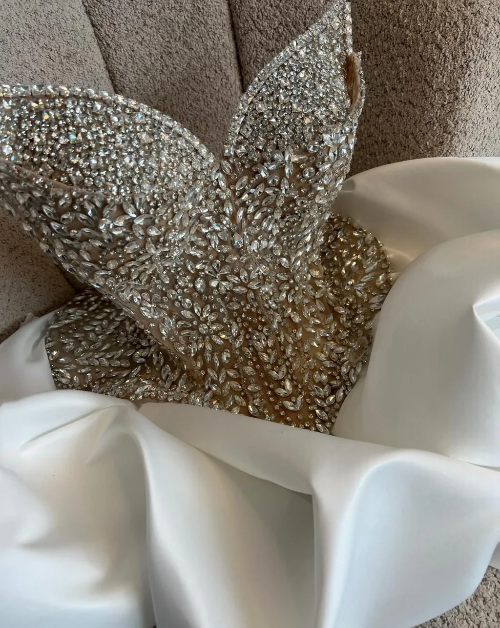 فستان زفاف مزين بالكريستال الذهبي الشمبانيا، صدرية بتلات كريستالية كاملة مع تنورة من الساتان الأبيض، مسائية فاخرة مستوحاة من الزهور