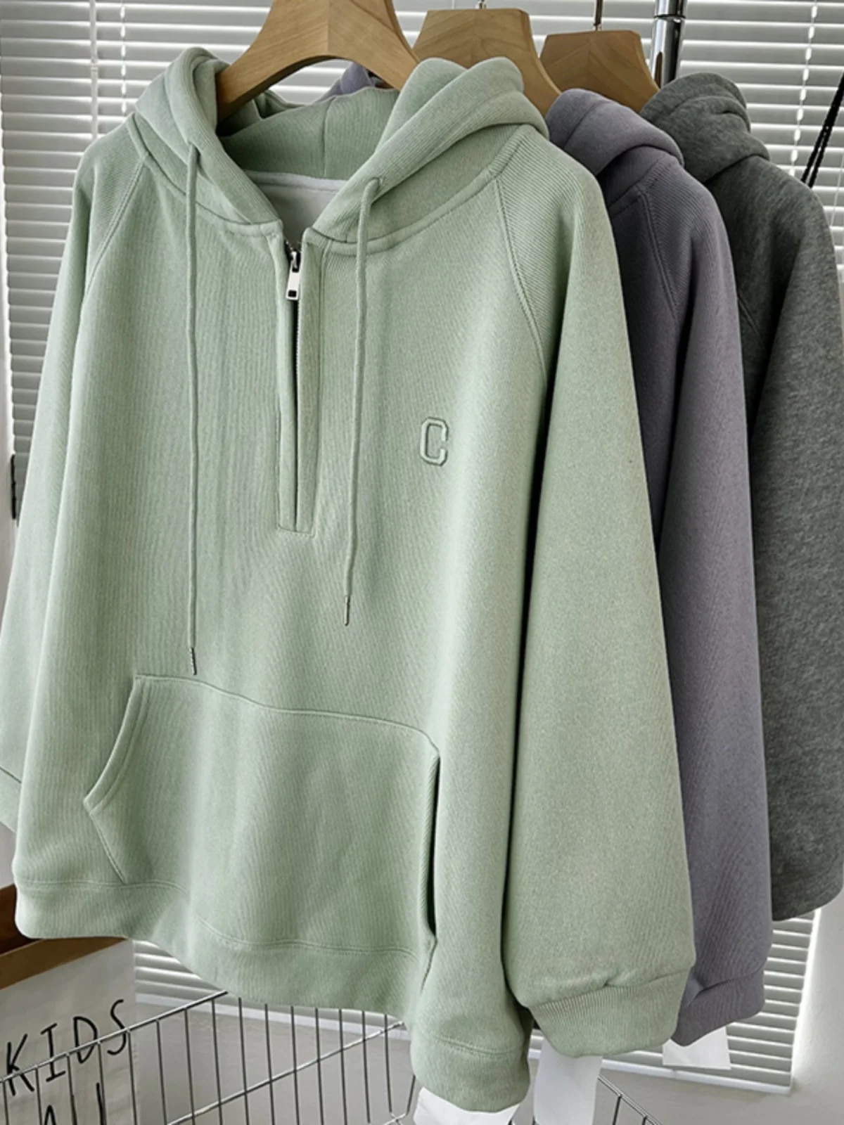 

Женская тонкая толстовка с вышитыми буквами, свободного кроя, с длинными рукавами, на флисовой подкладке, осенне-зимняя, повседневная, на молнии