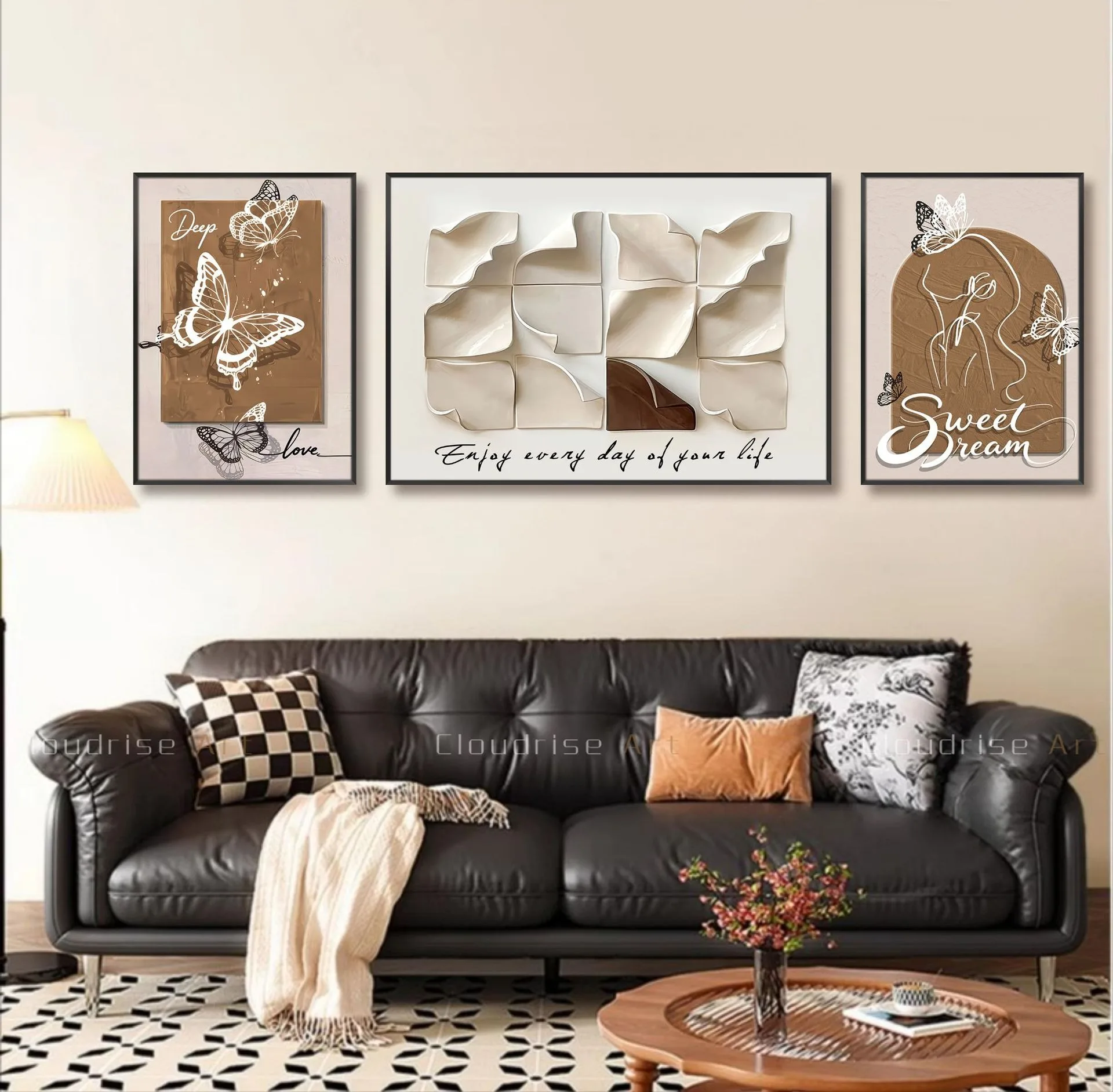 

Современный и роскошный диван в гостиной, с фоновыми настенными светильниками и росписью в светлом и роскошном французском стиле.