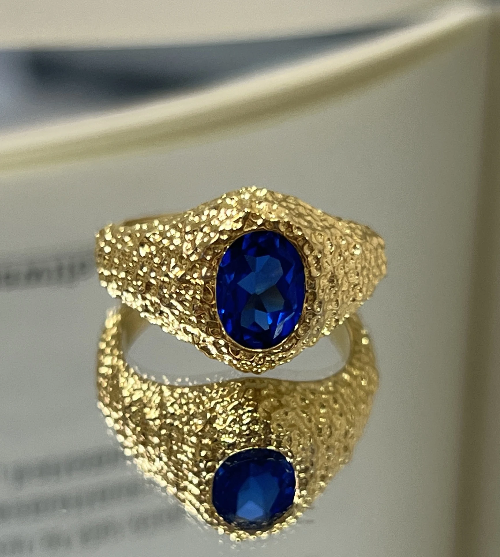 

Кольцо из серебра S925 с культивированным сапфиром и чеканной текстурой, в винтажном стиле.