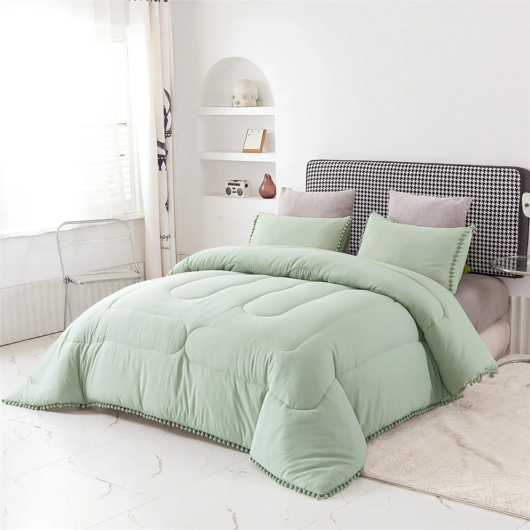 All Seasons Comfortable and Soft Quilt with 2 Pillowcases High-Quality Microfiber  Pompom Fringe 3pcs Customized Comforter