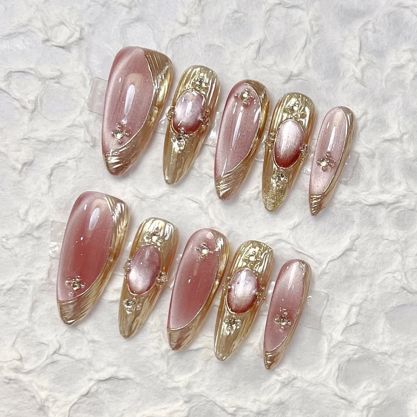 

Reusable cat eye pink press-on gel nails, hand painted false nails, colored nails, artist imitation nails.