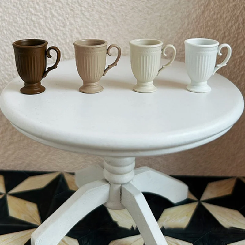 1 stks poppenhuis Franse retro mini hoge voet reliëf Mark koffiekopje met handvat miniatuur scène decoratie high-end stengelmokken