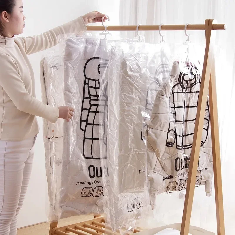 Sacos de armazenamento a vácuo transparentes, para pendurar, que permitem comprimir roupas e organizar o guarda-roupa. Ideais para guardar casacos, jaquetas e outras peças de vestuário, protegendo-as da poeira.