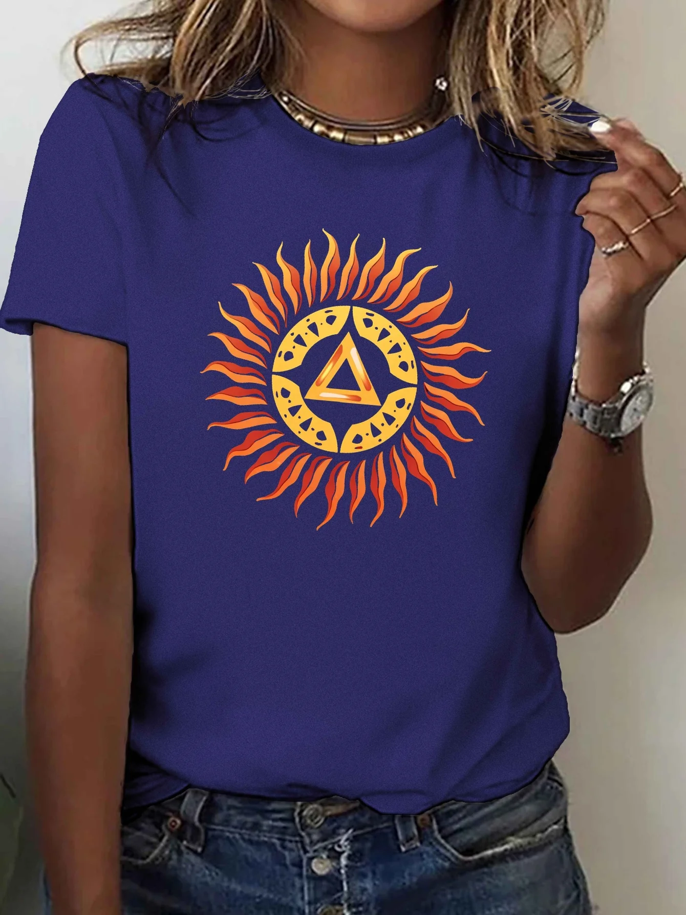تي شيرت نسائي برسومات رمز الشمس النقية - كاجوال بأكمام قصيرة، مناسب مريح مع تصميم هندسي نابض بالحياة، قابل للغسل في الغسالة