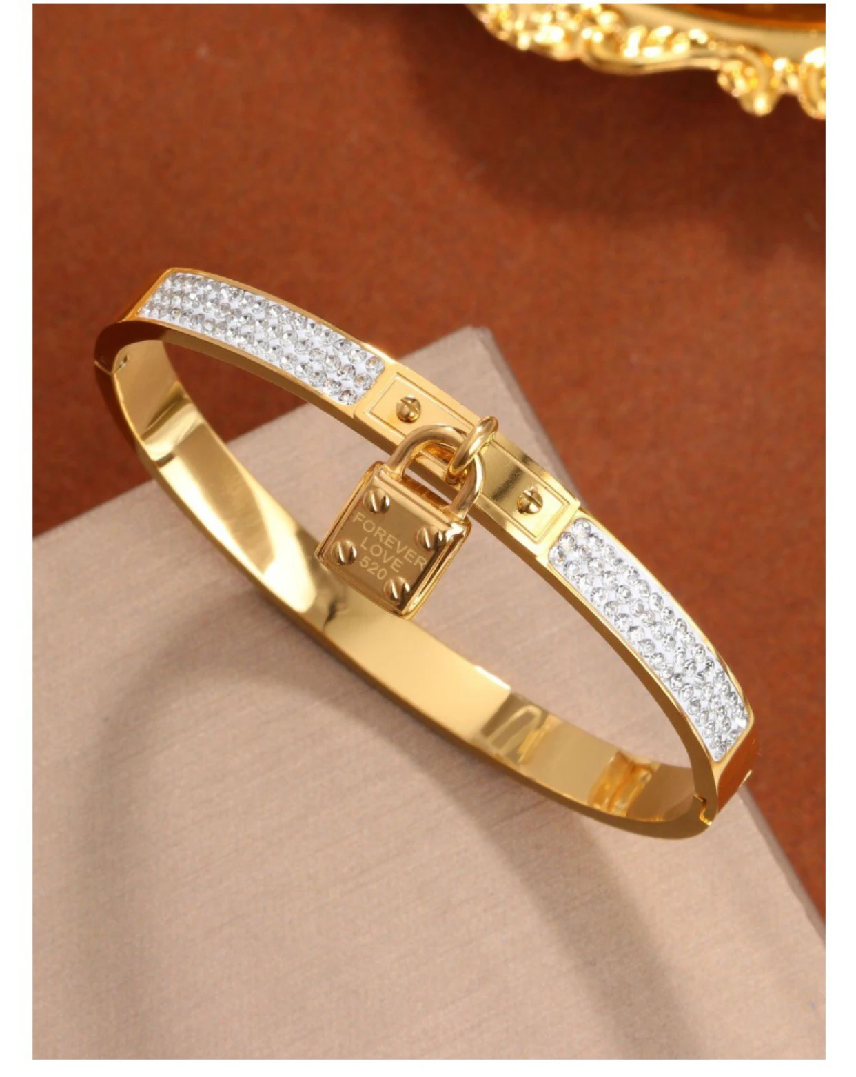 

Hot-selling European and American luxury couple style fashion titanium steel bracelet 520 men and women high-end feeling