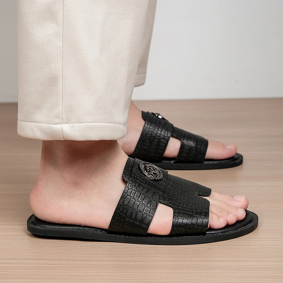 Herren-Hausschuhe sind geeignet für den täglichen Gebrauch zu Hause, im Badezimmer, im Freien und für die Freizeit. Neue coole Herren-Sandalen. – Detail 21