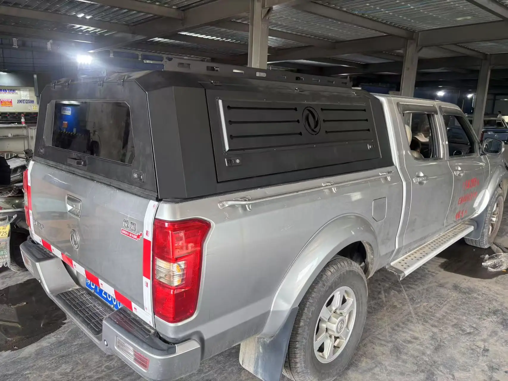 

Ручной складной чехол для грузовика | Прямой болт-вкл | Водонепроницаемость и защита от кражи | 3-дверный навес автомобиля для Fengjun