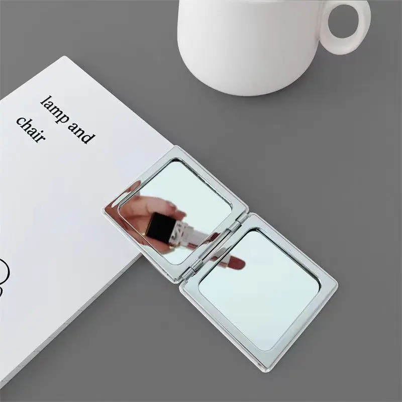 Blood Eye Mini faltbarer tragbarer doppelseitiger hochklappbarer PU-Schminkspiegel Normaler und vergrößernder Spiegelkamm mit magnetischer Saugkraft