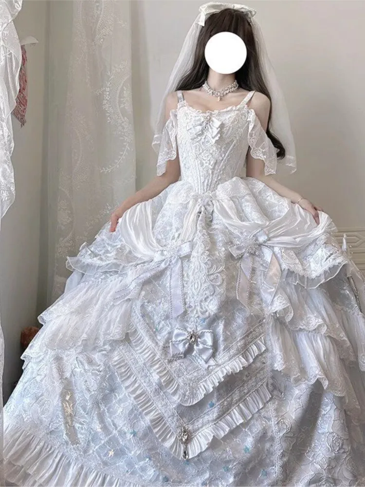 On the day of snowflake wedding there is a cute and sweet daily life with few dresses