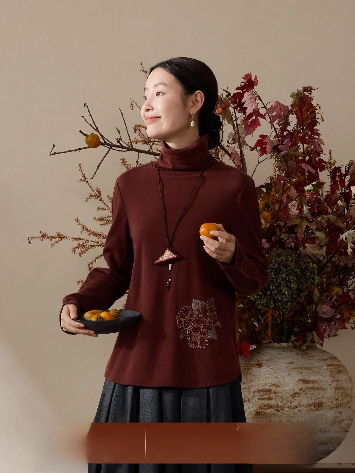 

Футболка из смесовой шерсти с ручной вышивкой и ворсовым воротником от Original Jiaxiang Yuyer Chinese Sle Women's Faion