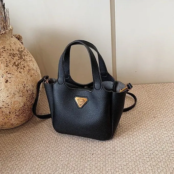 

Fashion Luxury Designer Large-capacity Women's Bag Winter Versatile 2026 New Fashion Shoulder Popular Bag Elegant Handbag