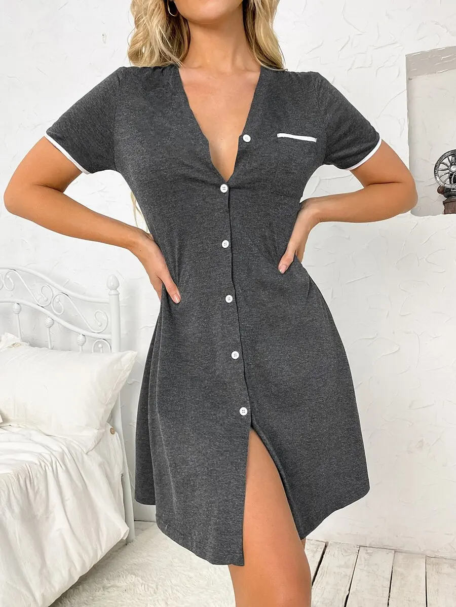 

Серая ночная рубашка с V-образным вырезом, застежкой на пуговицах, контрастной отделкой и карманом