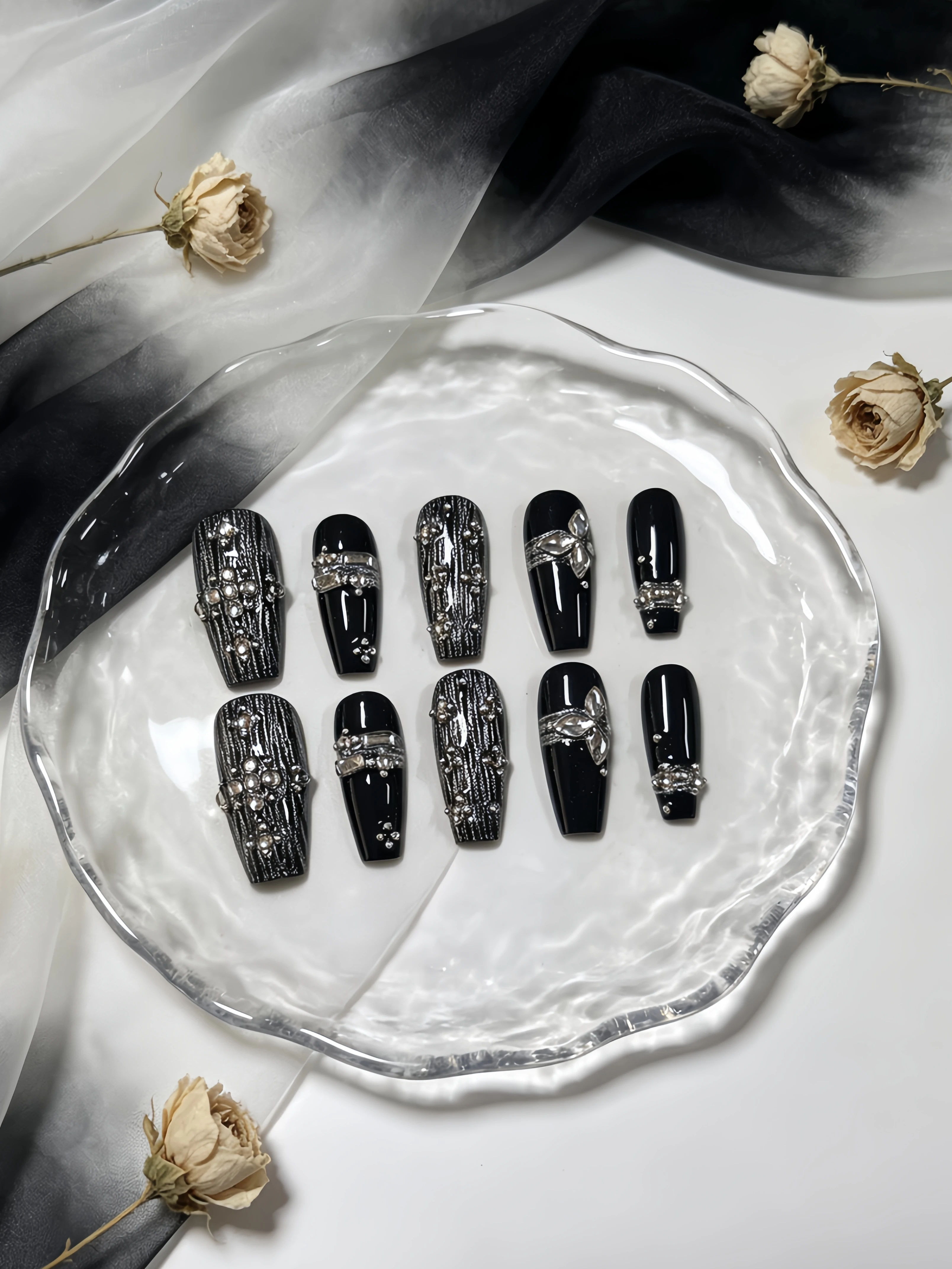 10 faux ongles trapézoïdaux de longueur moyenne, couleur noire, avec perles métalliques argentées texturées et embellissements de perles rondes, style gothique Y2K, ensemble d'ongles à presser, style punk sombre pour les festivals de musique, Noël, événements gothiques, fêtes, bars et soirées en boîte de nuit, faux ongles à presser de style européen et américain, adaptés aux sorties quotidiennes, aux fêtes d'anniversaire, aux tenues gothiques, aux femmes mûres, aux événements de fans, aux conventions de bandes dessinées et à d'autres styles de design de niche, comprenant une colle gel et une lime à ongles.