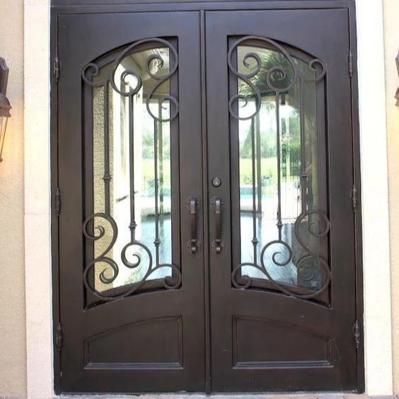 

Доступные бытовые ворота из кованого железа. Классический дизайн гриля для входа и безопасности дома.