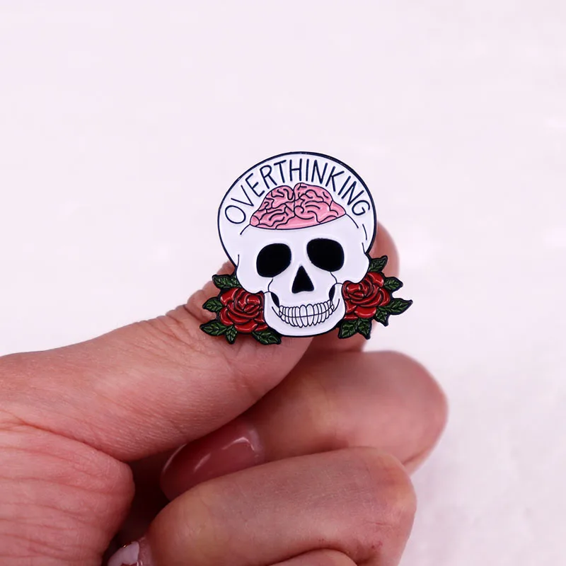 الإفراط في التفكير الجمجمة الوشم الفن المينا دبوس الصحة العقلية القلق رجل شارة بروش القوطية مجوهرات ظهره تزيين