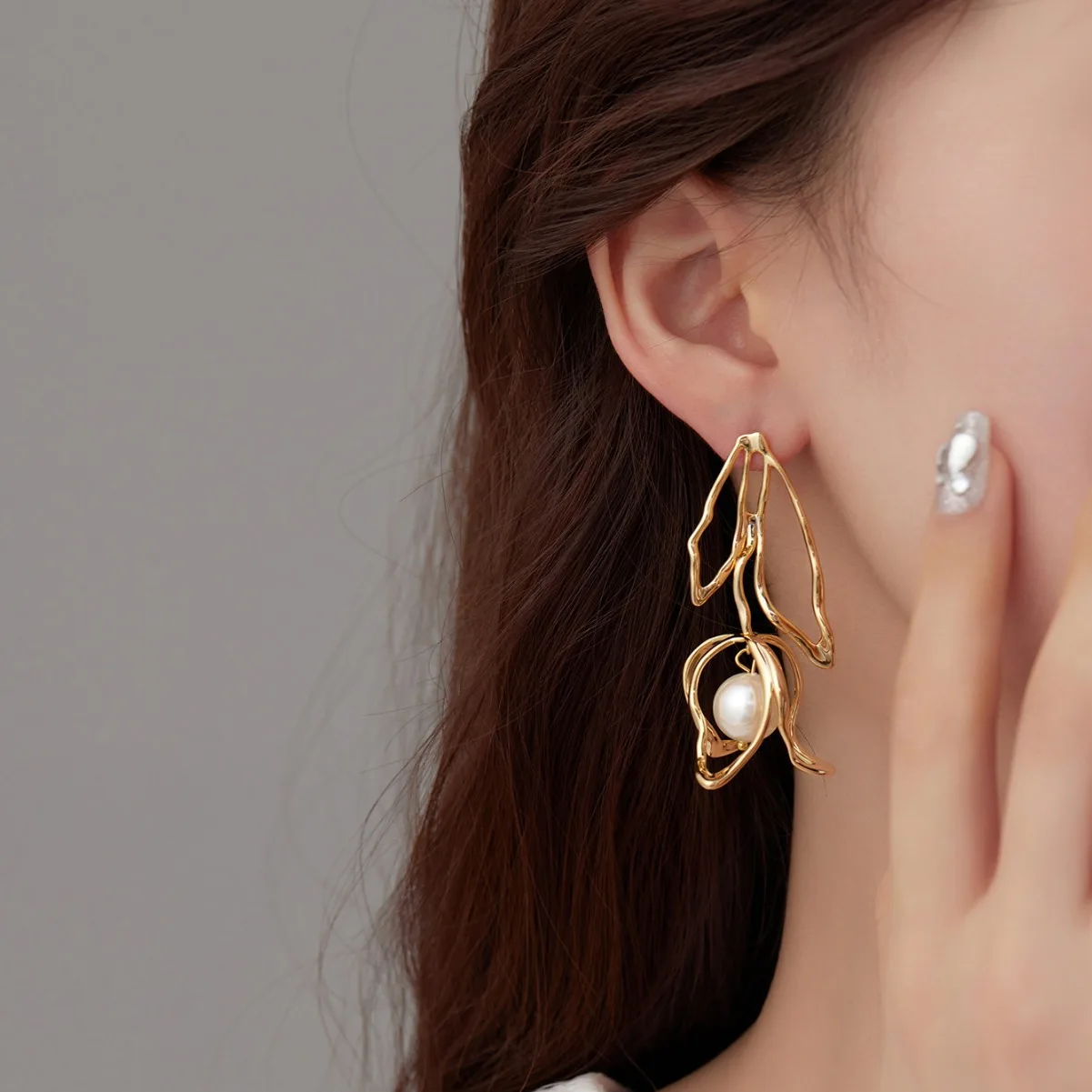 

18K real gold electroplated tulip pearl earrings retro exaggerated earrings high-end design celebrity temperament women