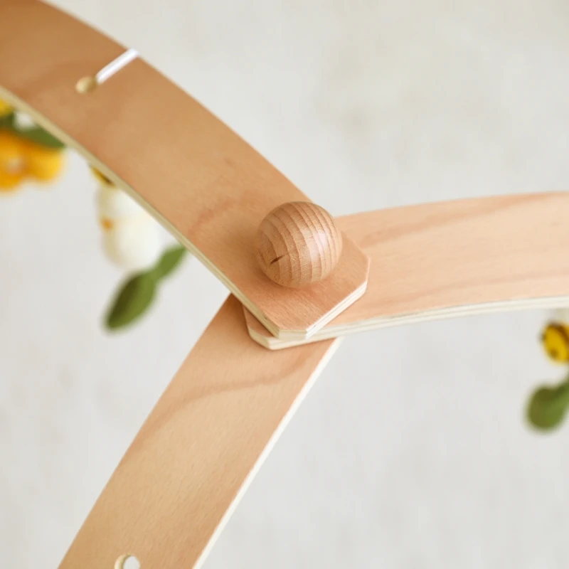 Baby Montessori Holz-Spielbogen mit Rassel-Spielzeug, Neugeborenen-Mobile, Hängende Sensorik-Spielzeuge, Faltbarer Spielbogen mit Halterung, Geschenk für Kinder – Detail 20
