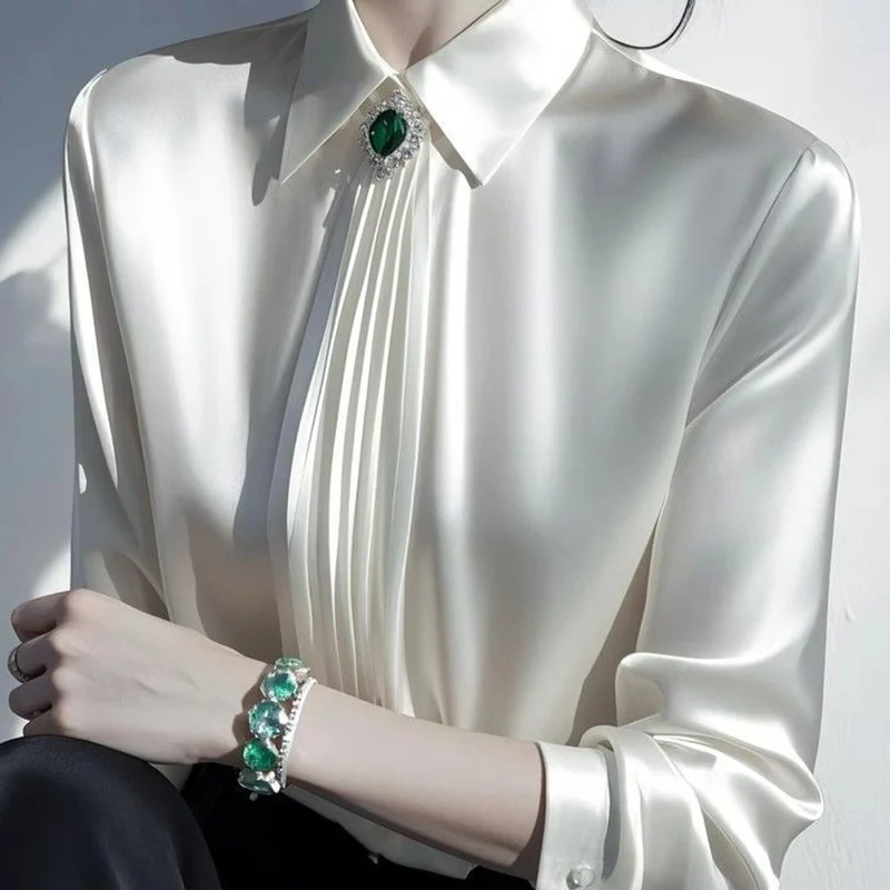 2025 Lente Nieuwe Temperament Satijnen Blouse Dames Kantoor Dame Eenvoud Geplooide Turn-down Kraag Lange Mouwen Vrouwen Kleding