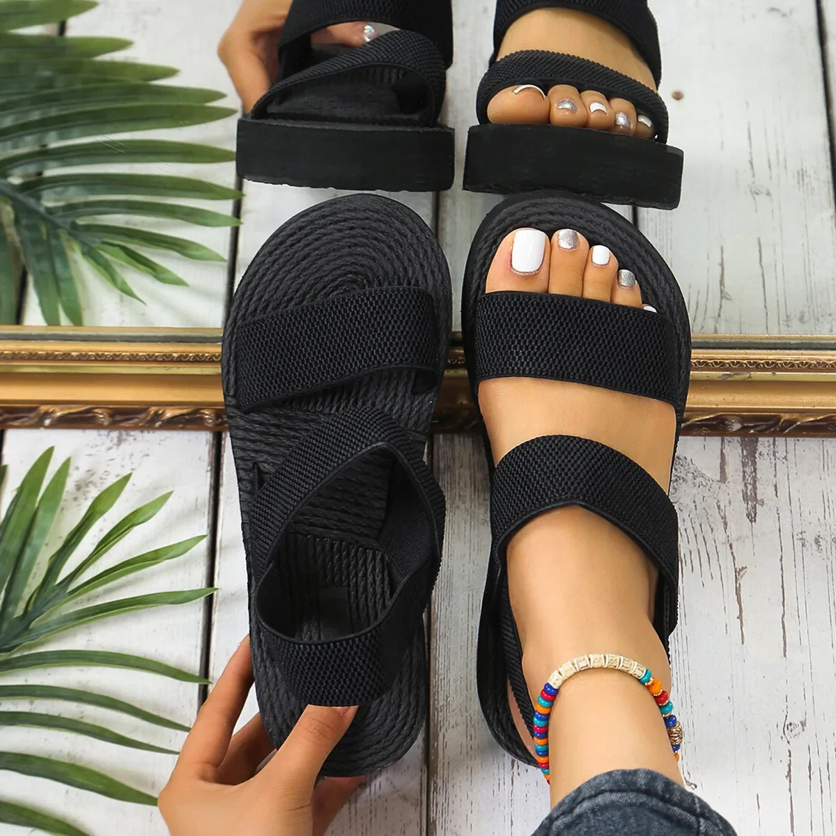Sommerliche, lässige Damen-Keilsandalen mit offener Zehenpartie, leichte Plateauschuhe mit dicker Sohle und verstellbarem Riemen am Hinterfuß. – Detail 12
