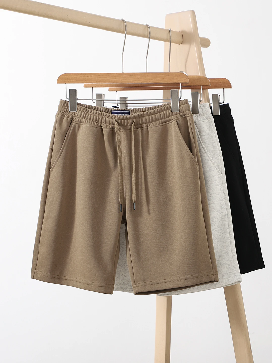 

Comfortable Breathable Men's Summer Elastic Waist Straight Leg Casual Shorts Fashionable Loose Fit Knee-Length Daily Wear