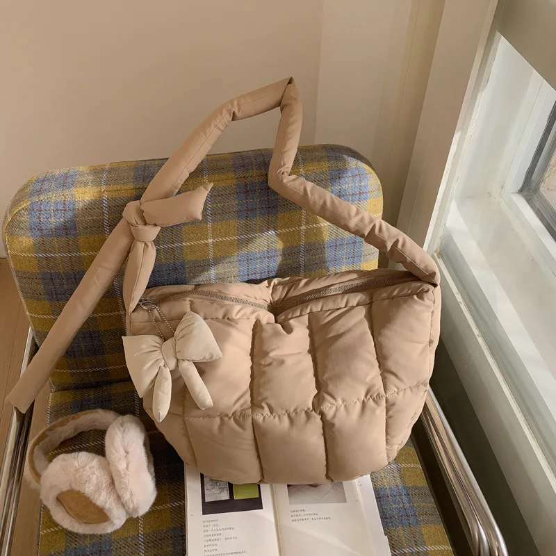 

Women Textured Casual and Versatile Shoulder Bags Winter Fashion Large Capacity Crossbody Bags Lightweight Simple Commuting Bag