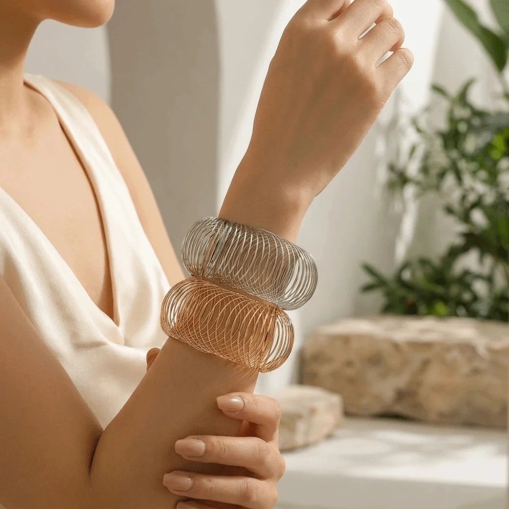Alloy Geometric Bracelet Flat Wire Spring Mechanism Retractable Bangle Chunky Style Round Shape Coil Cuff Bracelet Party Wear