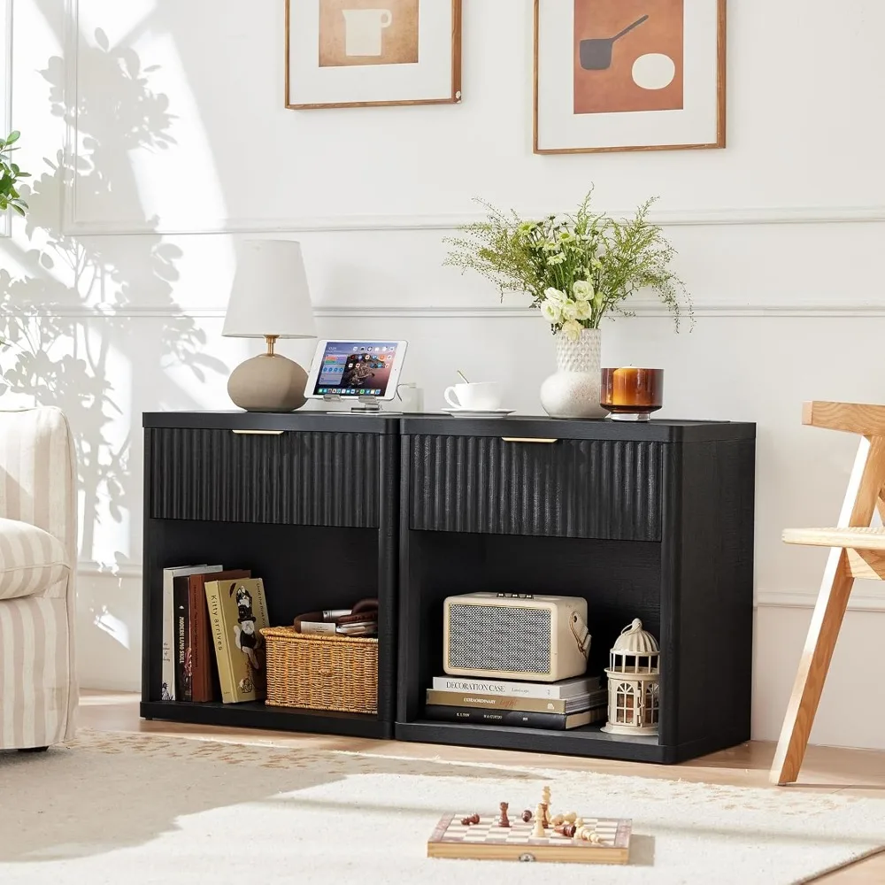 منضدة مزرعة مزدوجة مخددة مع محطة شحن، وطاولات نهاية ذات درج عريض 23 بوصة، وخزانة غرفة نوم سوداء ومجموعة سرير