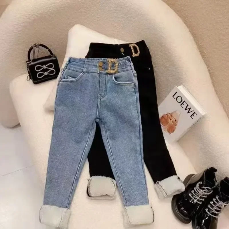 

Детские джинсы для девочек, осенние и зимние утолщенные цельные плюшевые новые маленькие и средние штаны для девочек, модные детские штаны