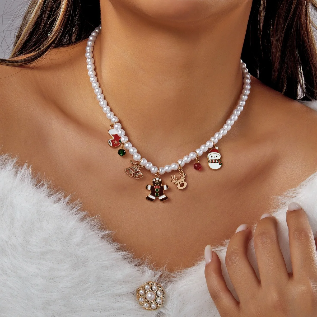 Weihnachts-Charm-Halskette mit Imitationsperlen für Damen, Emaille-Anhänger mit Lebkuchenmann, Schneemann und Rentier, verstellbarer Feiertagsschmuck, Geschenk – Detail 9