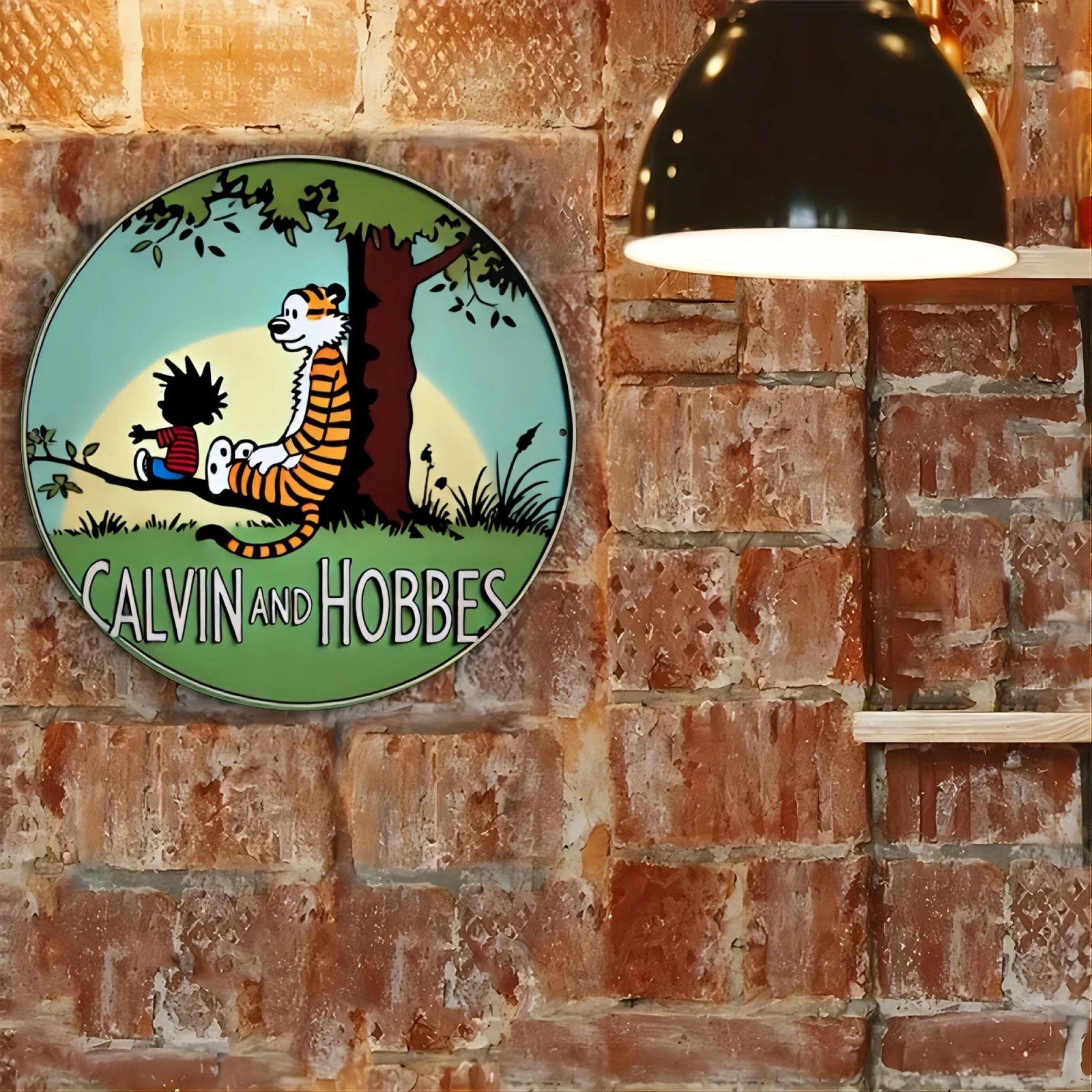 لافتة قصدير معدنية على الطراز العتيق من كالفين آند هوبز - 20.32 × 20.32 سم لوحة فنية جدارية من الألومنيوم مستديرة للمنزل والبار والمقهى والديكور الخارجي