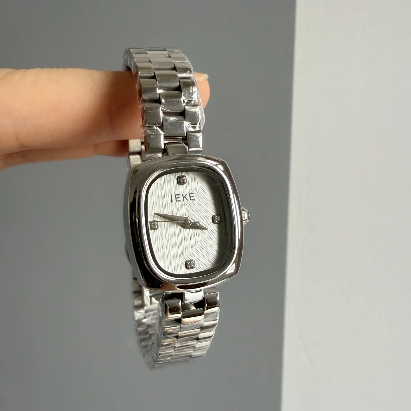 

IEKE Light Luxury Fashion Women's Quartz Watch Temperament Retro Square Steel Strip Watch Niche Simple Casual Watch Women Gift