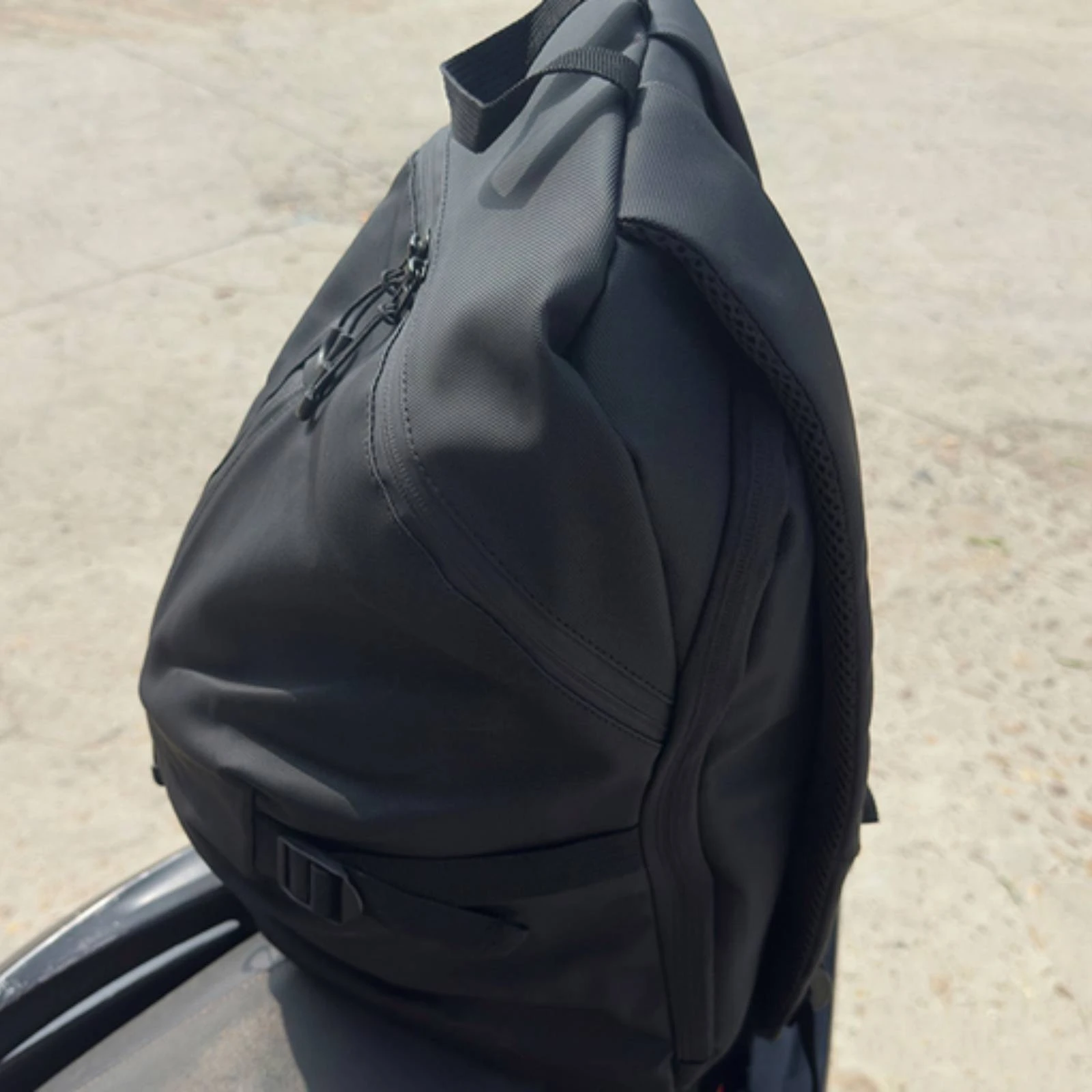 Motorcycle Backpack with Helmet Holder Waterproof Motorcycle Helmet Backpack Wear-Resistant Sturdy for Commuters, Daily Commute